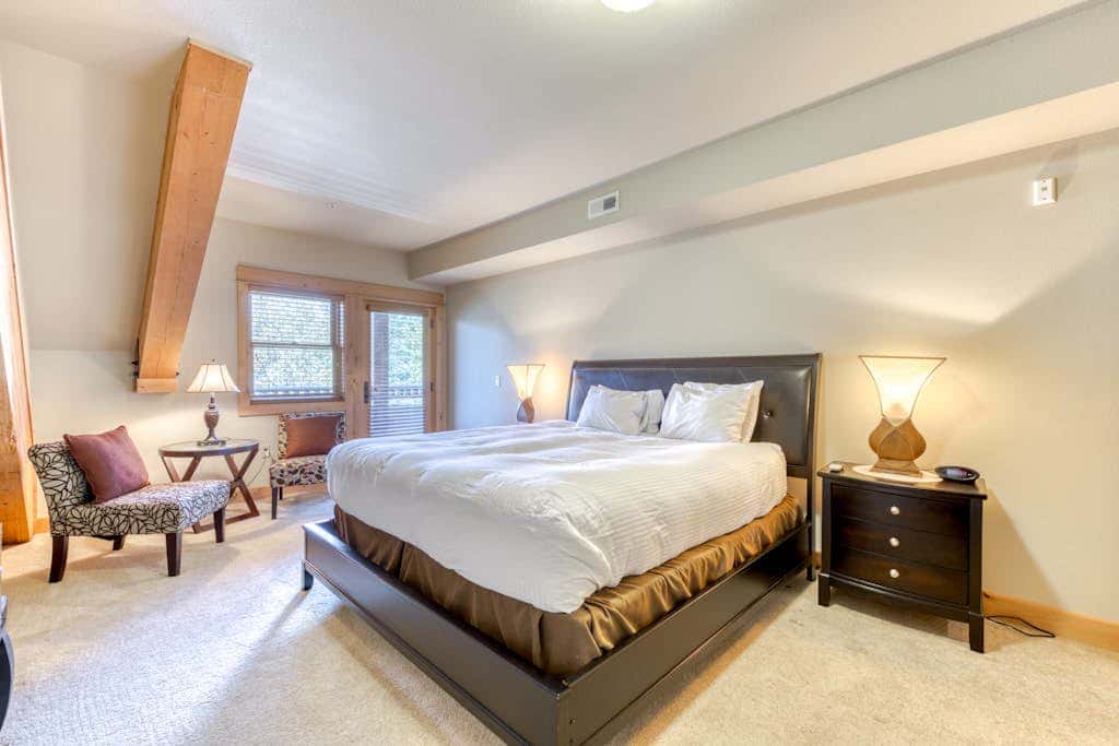 Luxury penthouse condo withshared pool, hot tub & great mountain views