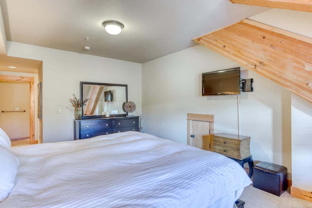 Luxury penthouse condo withshared pool, hot tub & great mountain views
