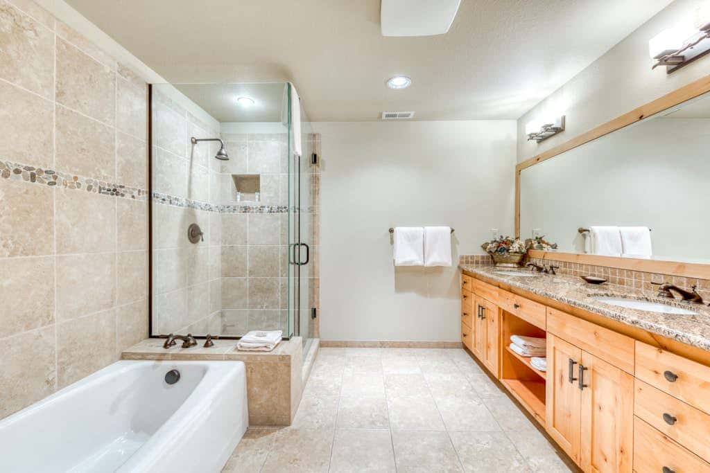 Luxury penthouse condo withshared pool, hot tub & great mountain views