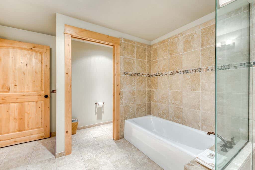 Luxury penthouse condo withshared pool, hot tub & great mountain views