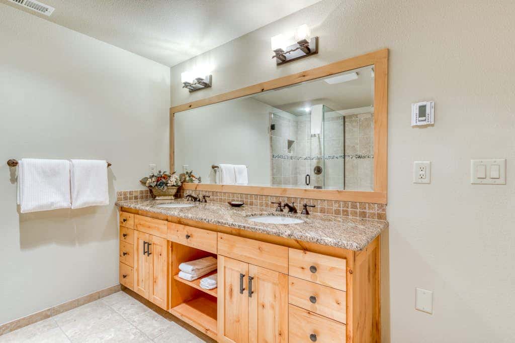 Luxury penthouse condo withshared pool, hot tub & great mountain views