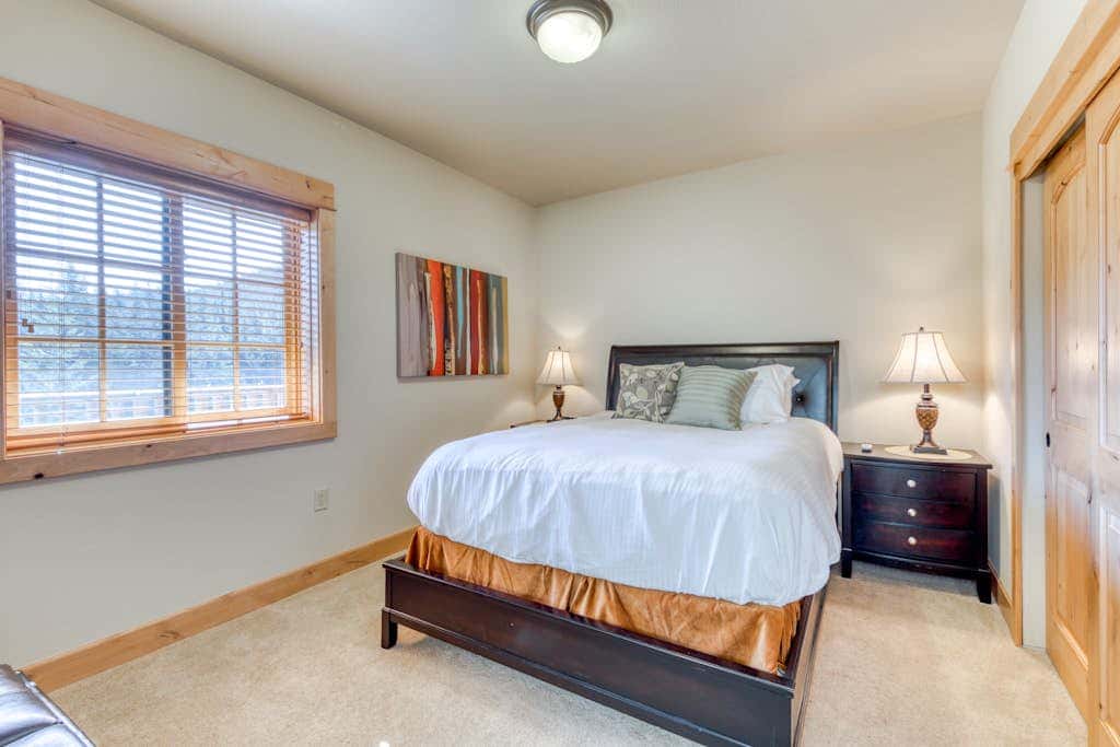 Luxury penthouse condo withshared pool, hot tub & great mountain views