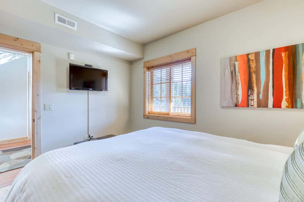 Luxury penthouse condo withshared pool, hot tub & great mountain views