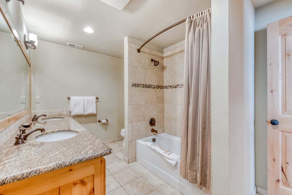 Luxury penthouse condo withshared pool, hot tub & great mountain views