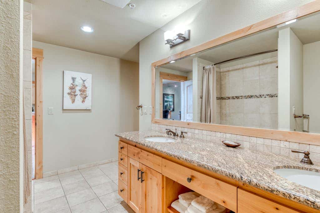 Luxury penthouse condo withshared pool, hot tub & great mountain views