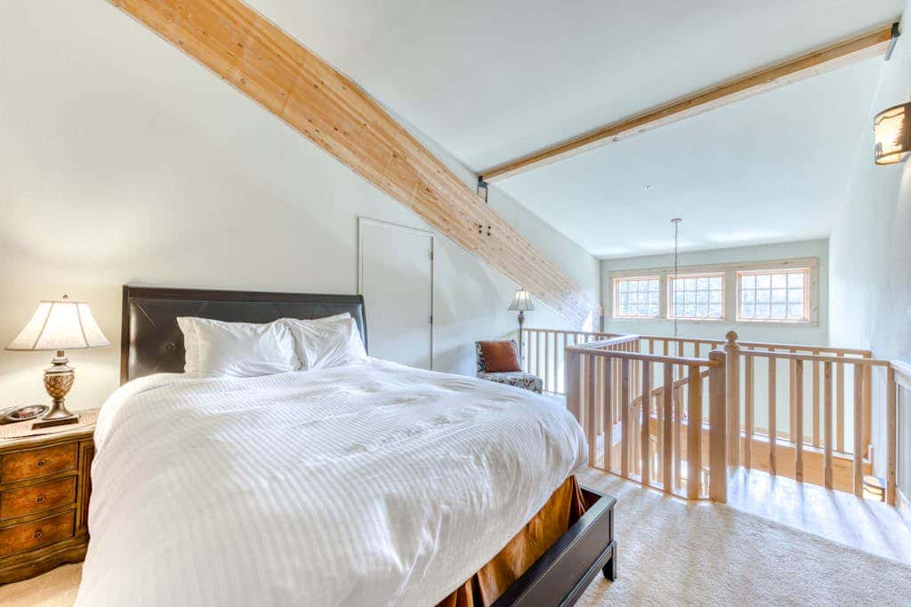 Luxury penthouse condo withshared pool, hot tub & great mountain views