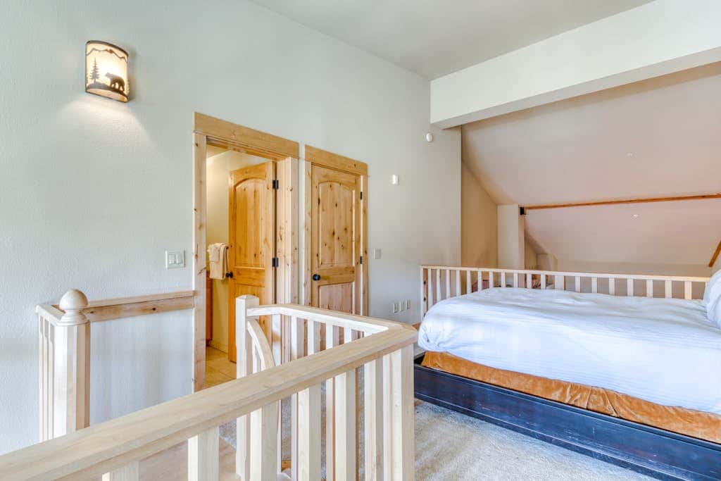Luxury penthouse condo withshared pool, hot tub & great mountain views