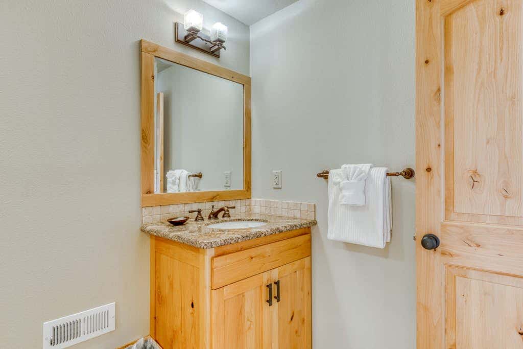 Luxury penthouse condo withshared pool, hot tub & great mountain views