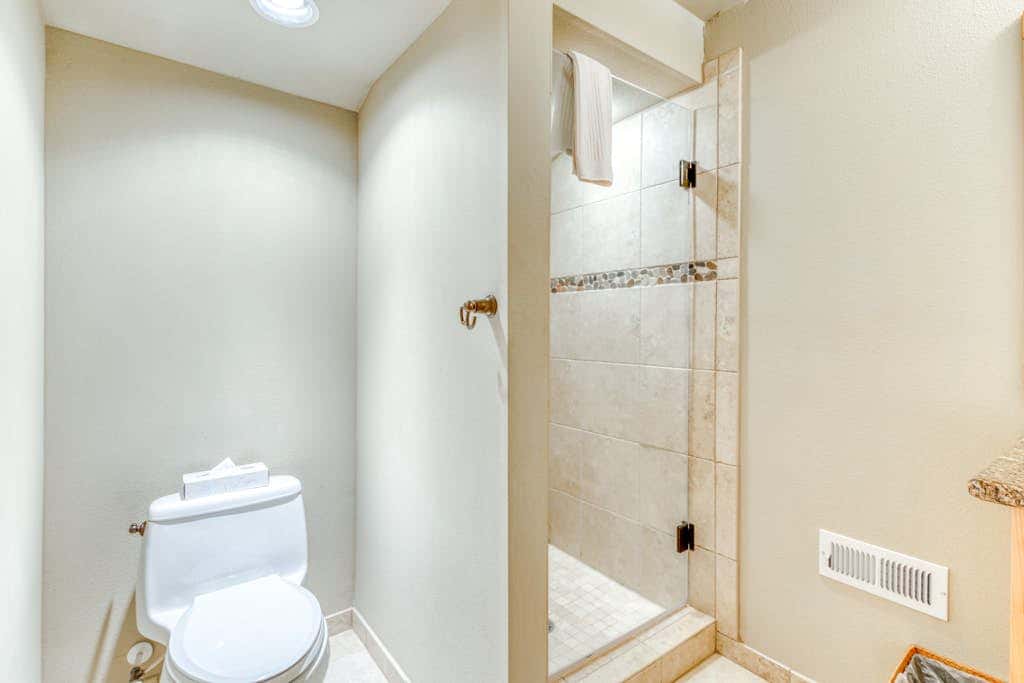 Luxury penthouse condo withshared pool, hot tub & great mountain views