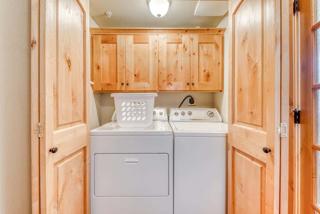 Luxury penthouse condo withshared pool, hot tub & great mountain views