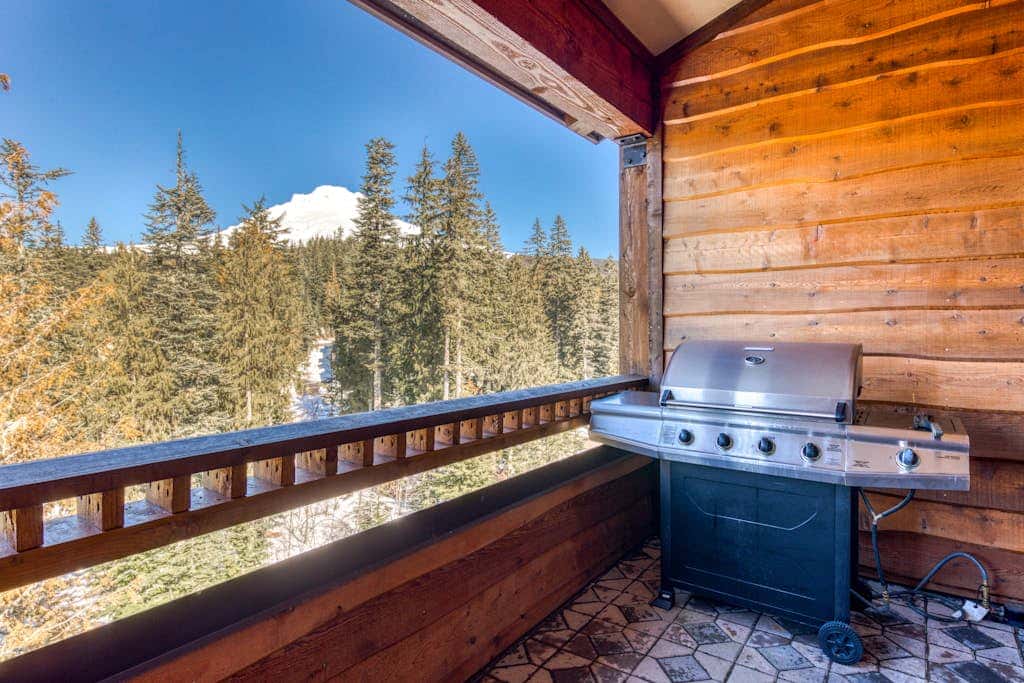 Luxury penthouse condo withshared pool, hot tub & great mountain views