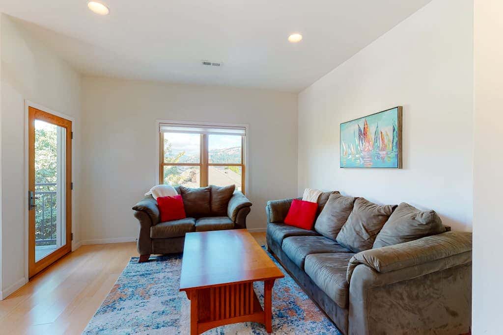 Stylish condo with balcony, private washer&dryer, & full kitchen - close to river