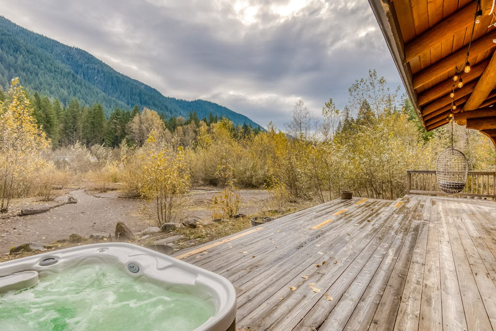 Mountain view, dog-friendly cabin with fireplace, washer&dryer, grill, & hot tub