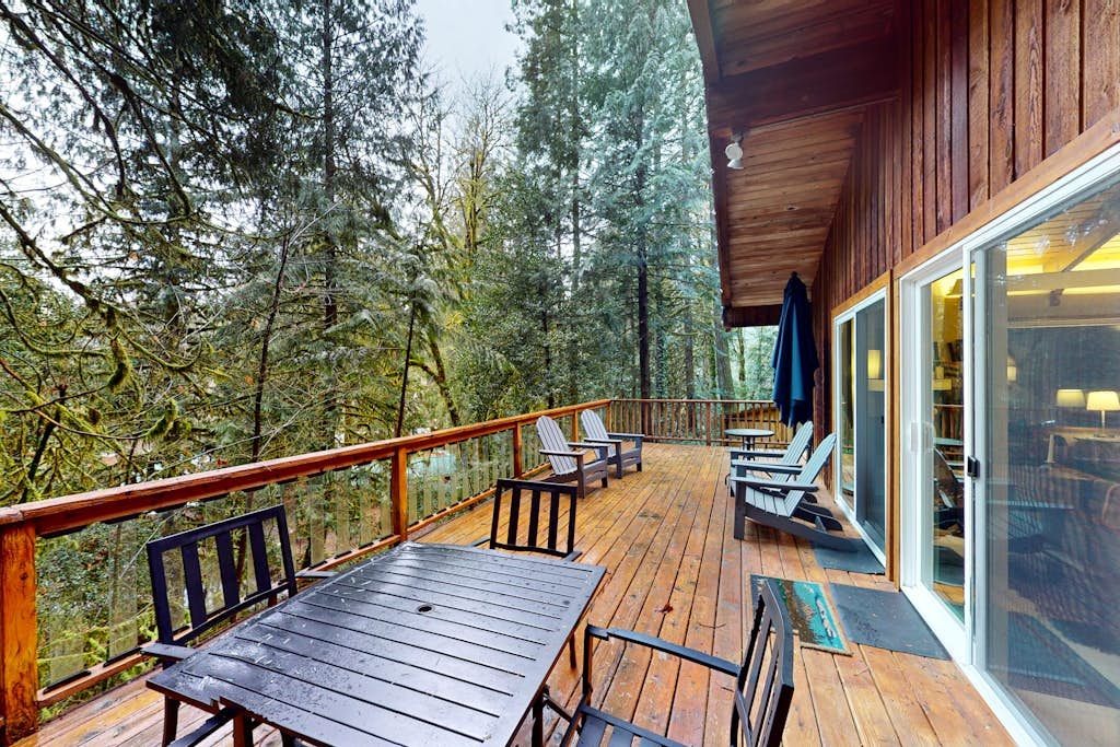 Secluded dog-friendly cabin with two fireplaces, washer&dryer, deck & firepit