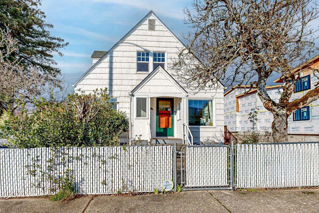 Renovated home in central location with hot tub, theater, fast wifi & work desks