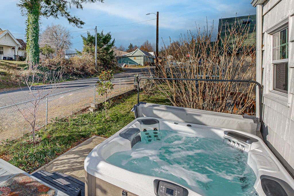 Renovated home in central location with hot tub, theater, fast wifi & work desks