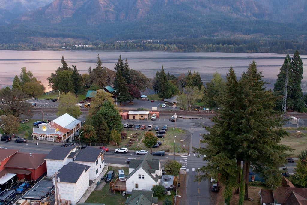 Renovated home in central location with hot tub, theater, fast wifi & work desks