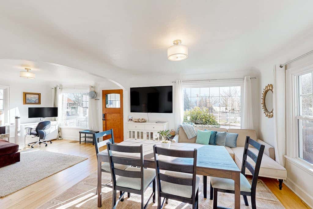 Renovated home in central location with hot tub, theater, fast wifi & work desks