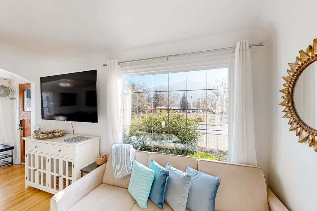 Renovated home in central location with hot tub, theater, fast wifi & work desks