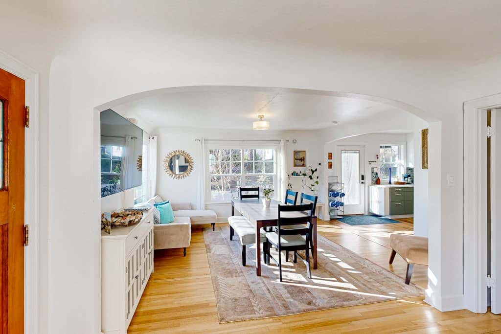 Renovated home in central location with hot tub, theater, fast wifi & work desks