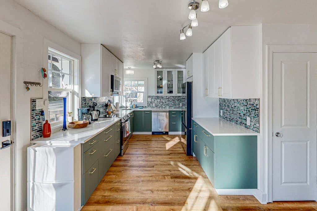 Renovated home in central location with hot tub, theater, fast wifi & work desks