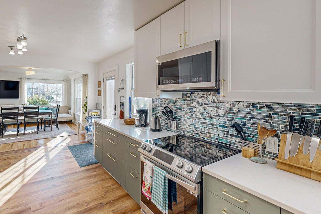 Renovated home in central location with hot tub, theater, fast wifi & work desks