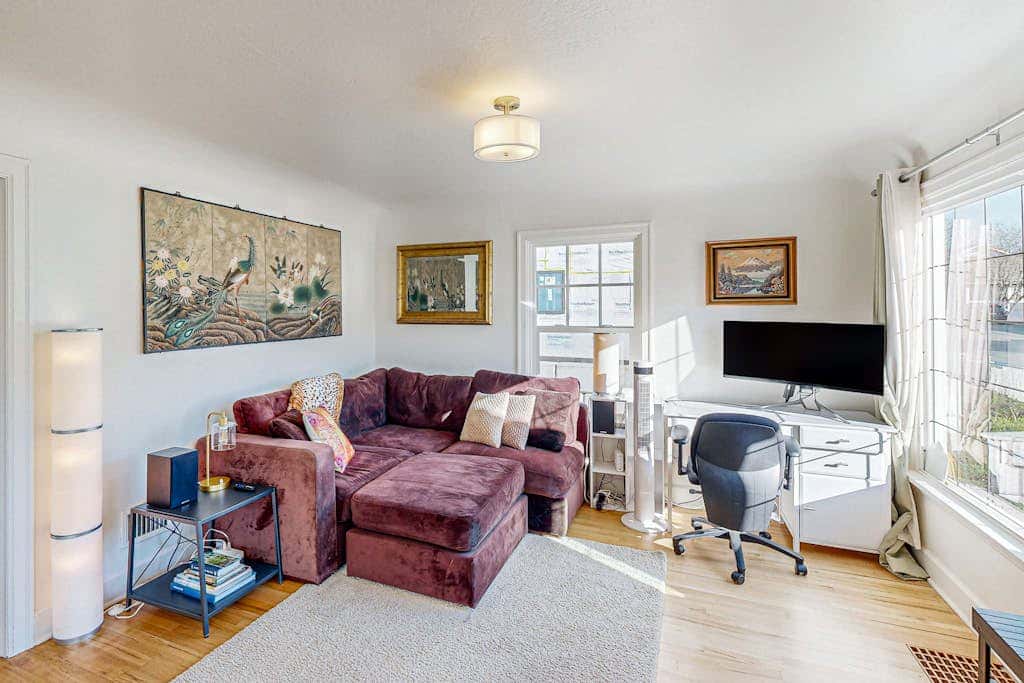 Renovated home in central location with hot tub, theater, fast wifi & work desks