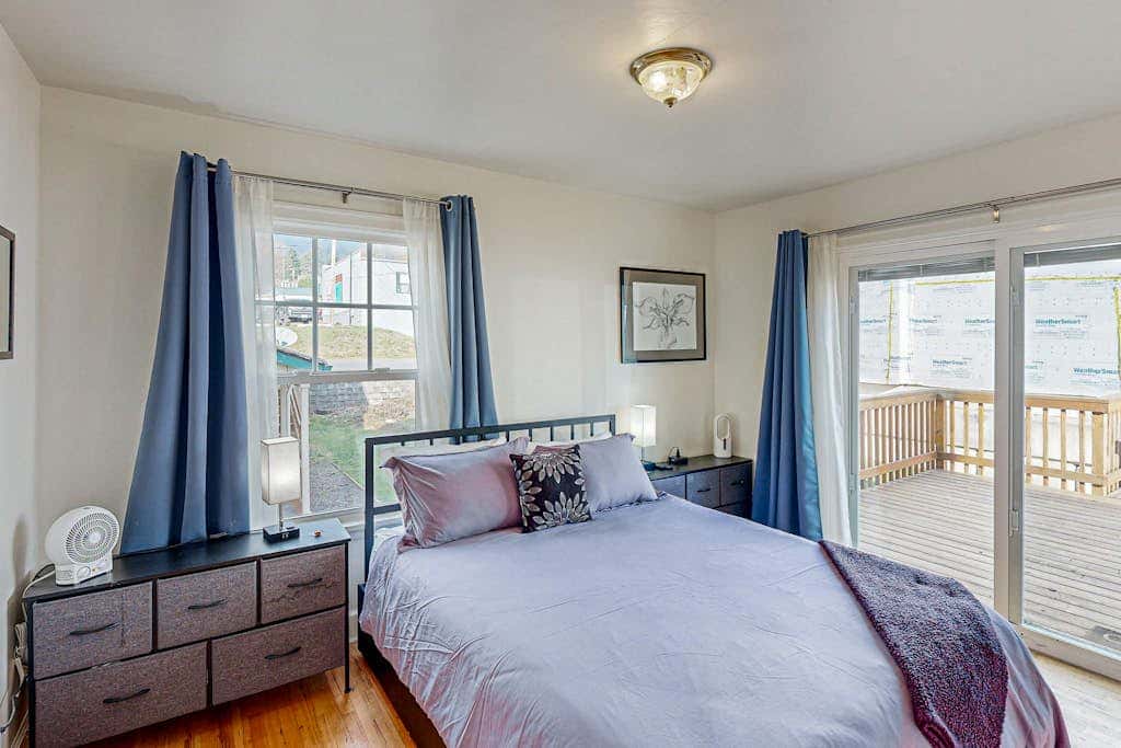 Renovated home in central location with hot tub, theater, fast wifi & work desks