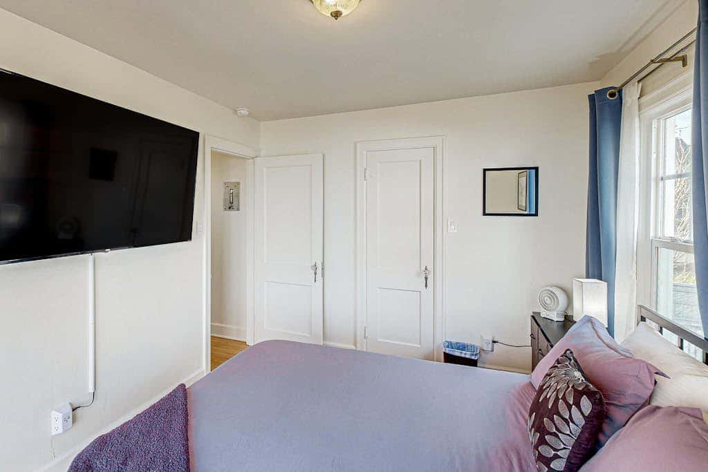 Renovated home in central location with hot tub, theater, fast wifi & work desks