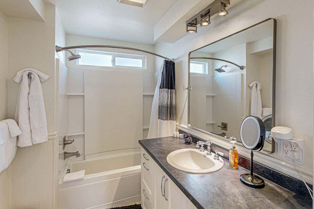 Renovated home in central location with hot tub, theater, fast wifi & work desks