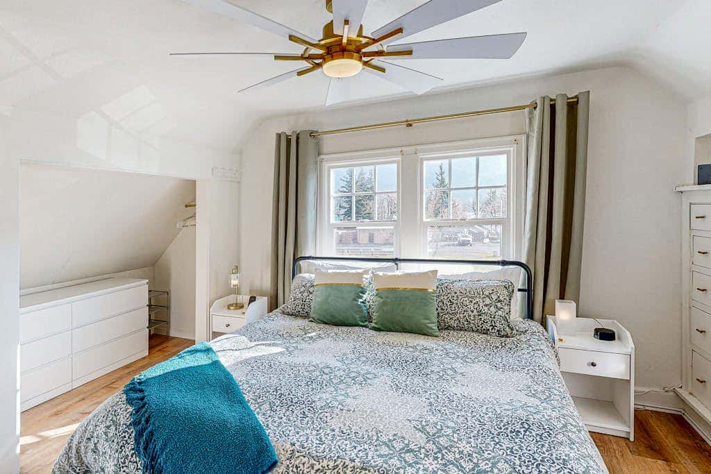 Renovated home in central location with hot tub, theater, fast wifi & work desks