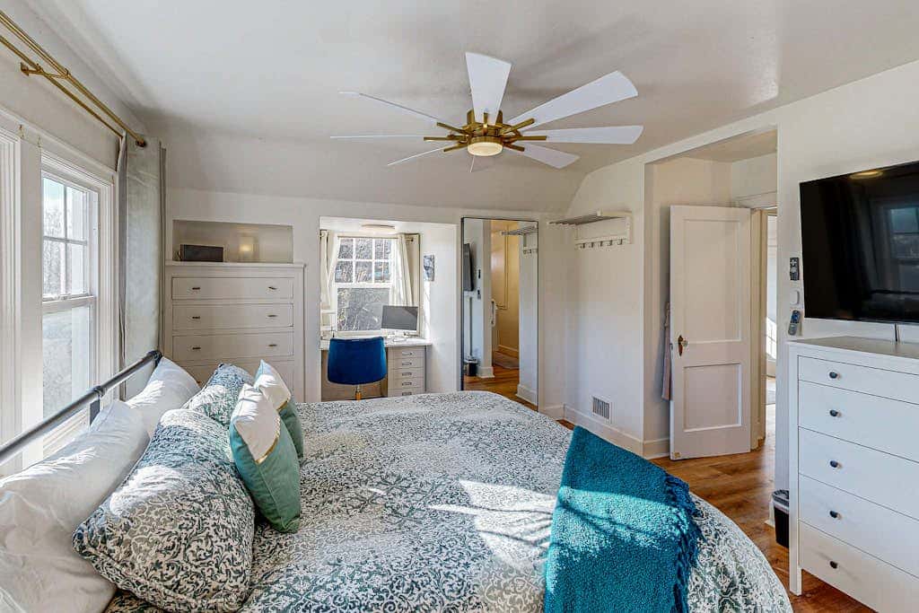 Renovated home in central location with hot tub, theater, fast wifi & work desks