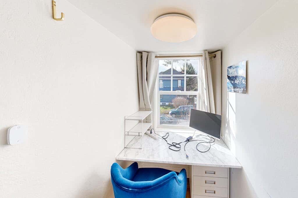 Renovated home in central location with hot tub, theater, fast wifi & work desks
