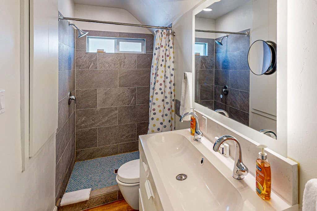 Renovated home in central location with hot tub, theater, fast wifi & work desks