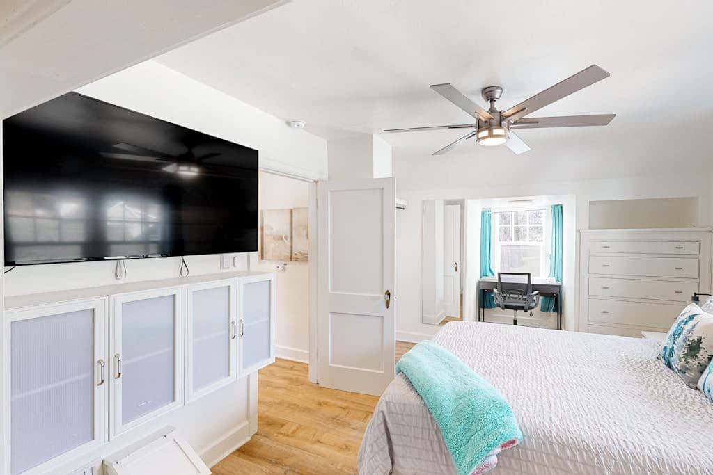 Renovated home in central location with hot tub, theater, fast wifi & work desks