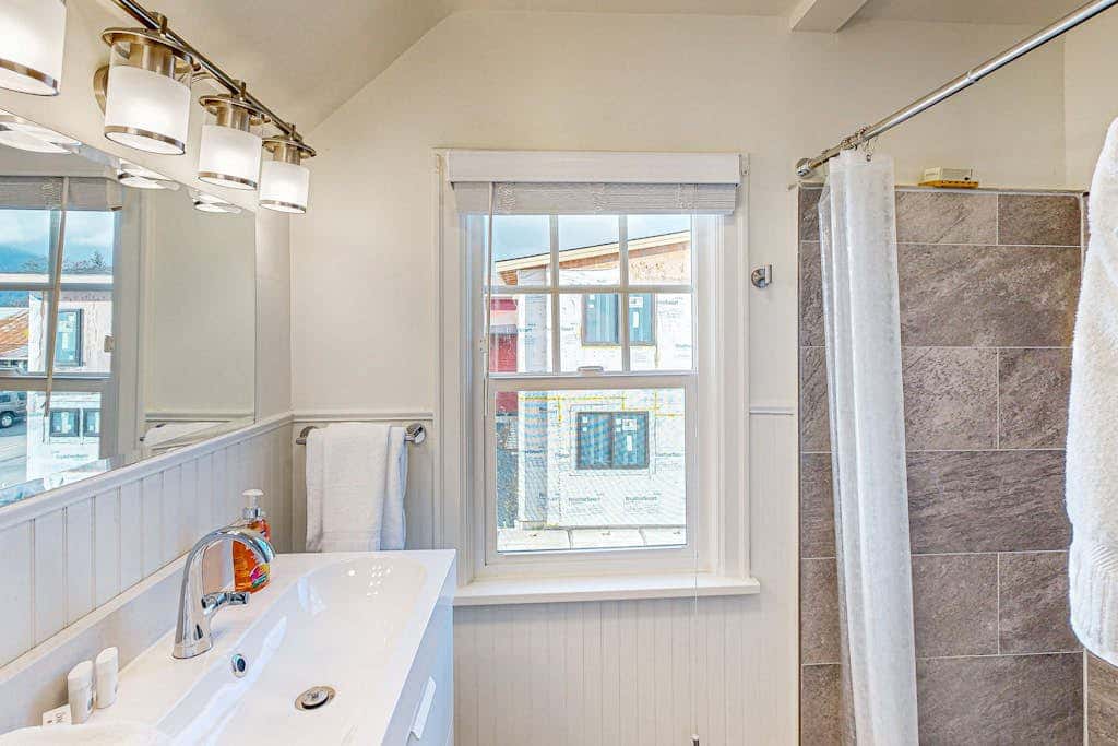 Renovated home in central location with hot tub, theater, fast wifi & work desks