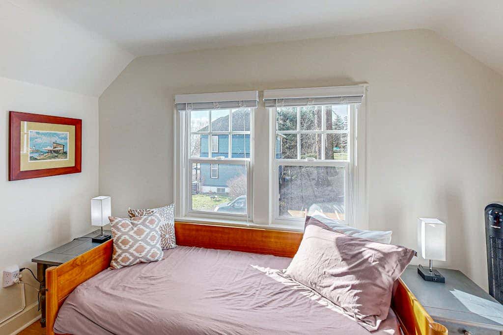 Renovated home in central location with hot tub, theater, fast wifi & work desks