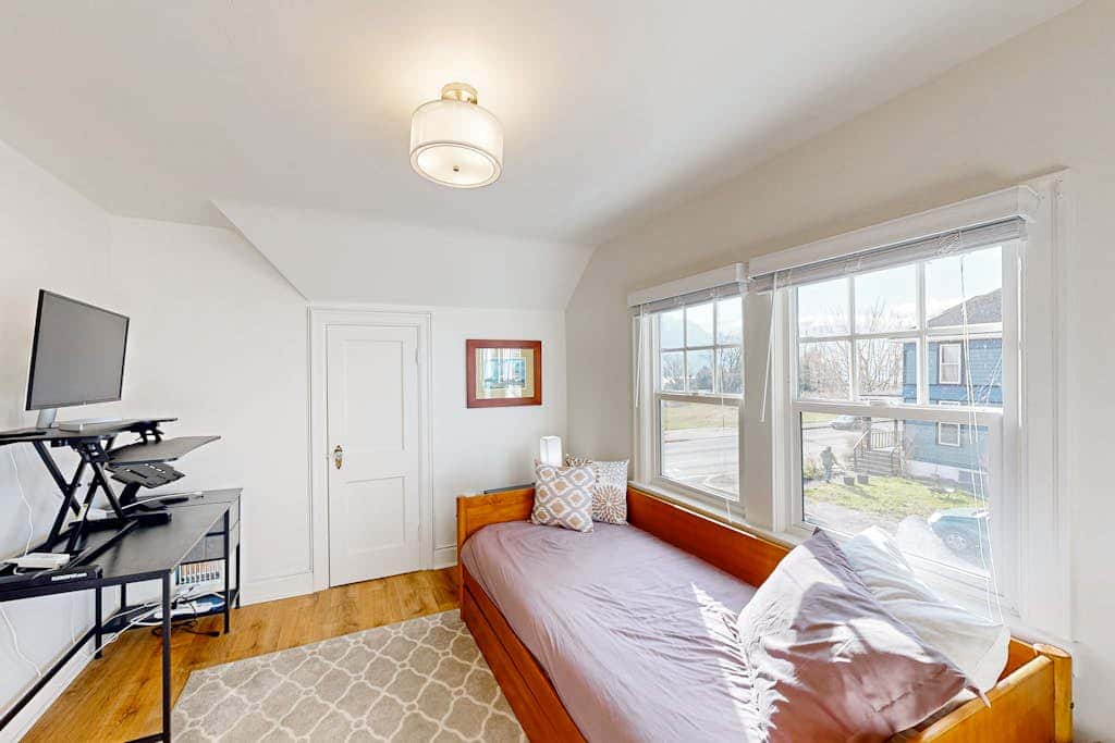 Renovated home in central location with hot tub, theater, fast wifi & work desks