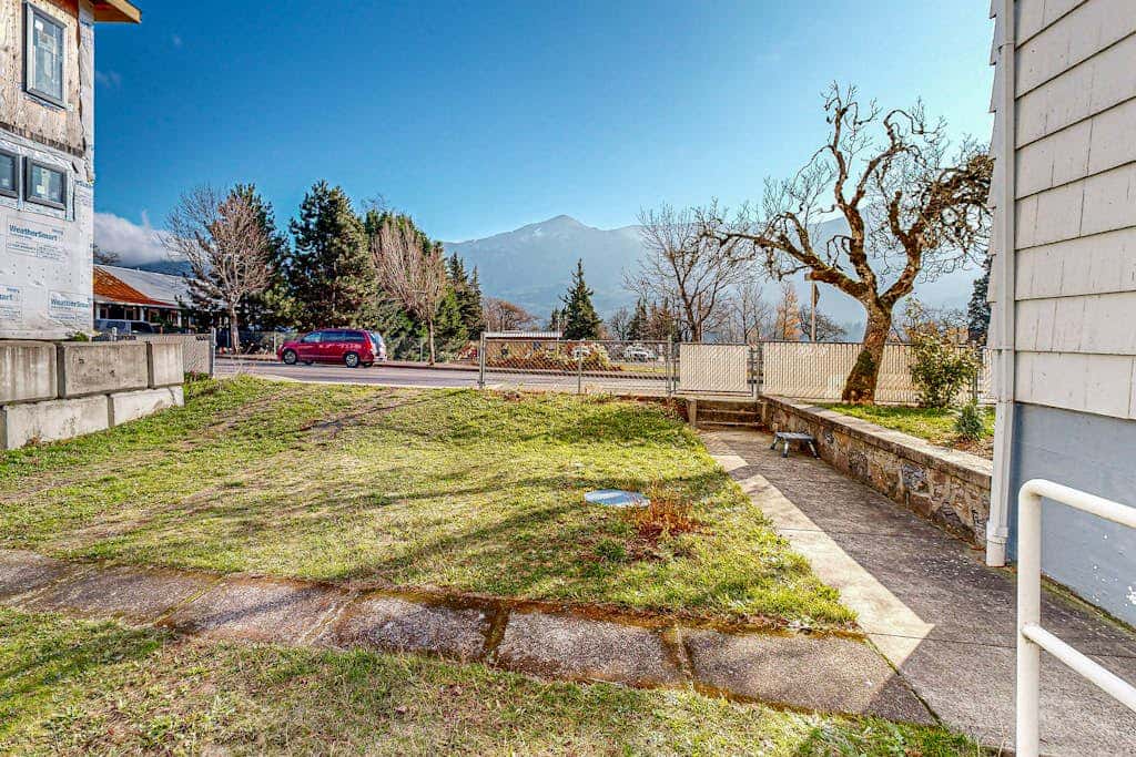 Renovated home in central location with hot tub, theater, fast wifi & work desks