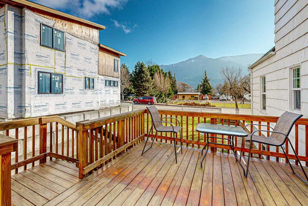 Renovated home in central location with hot tub, theater, fast wifi & work desks