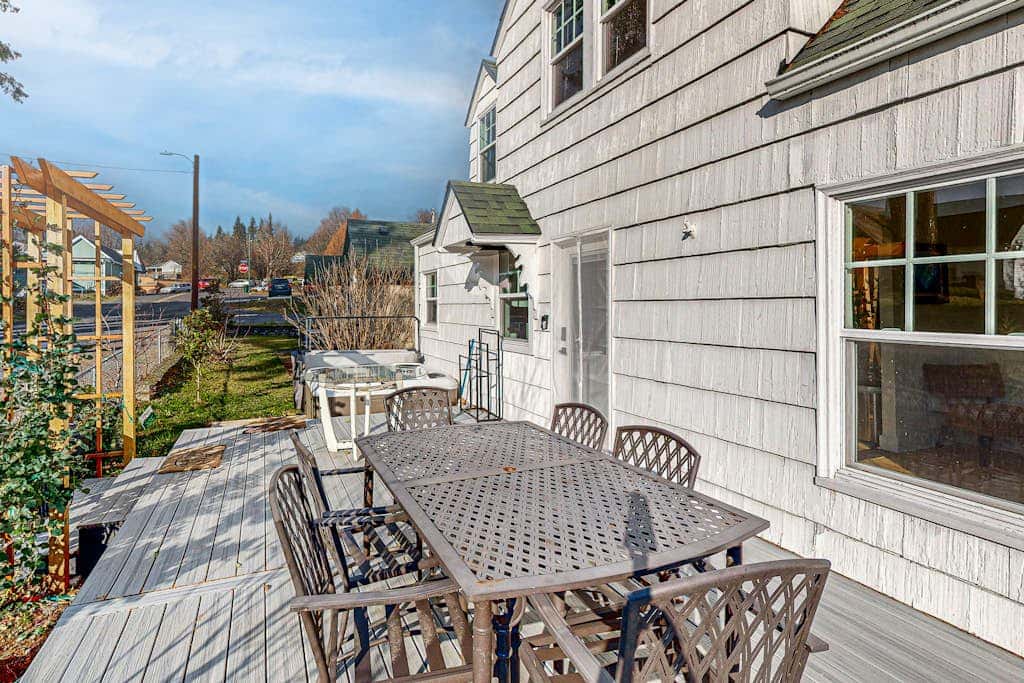 Renovated home in central location with hot tub, theater, fast wifi & work desks