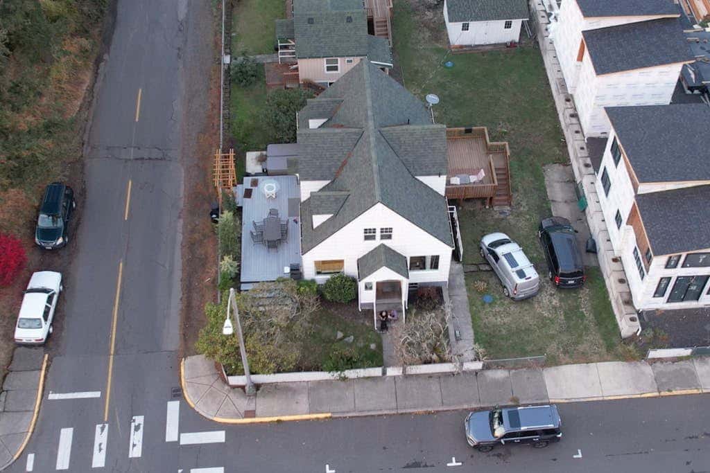 Renovated home in central location with hot tub, theater, fast wifi & work desks