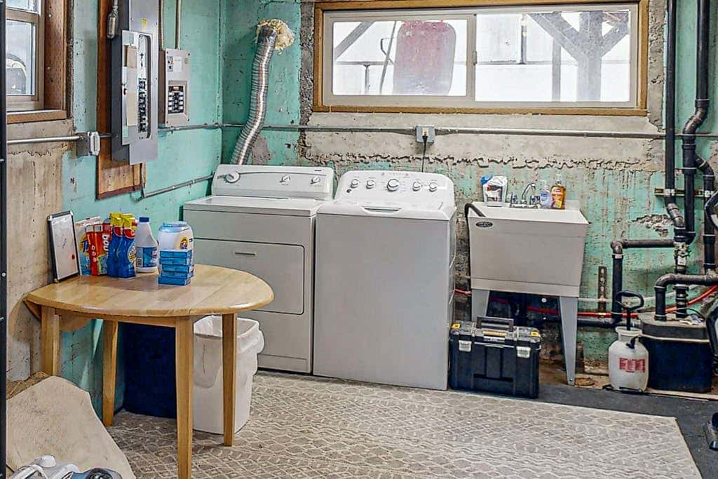 Renovated home in central location with hot tub, theater, fast wifi & work desks