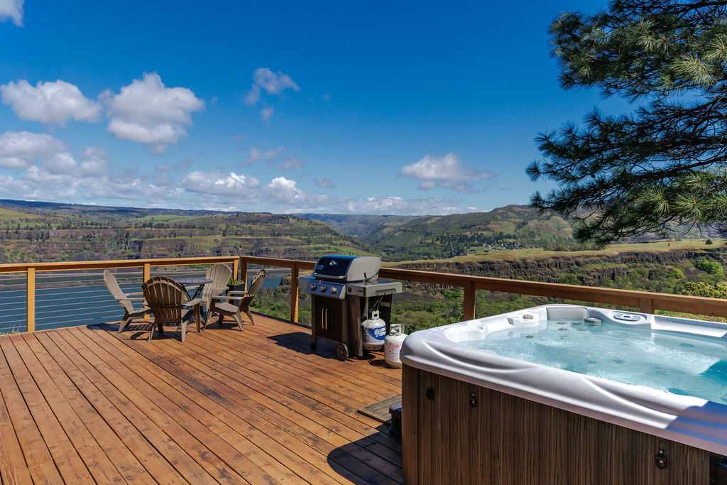 Dog-friendly, 2-level gorge view home with hot tub, lovely deck, central AC, W&D