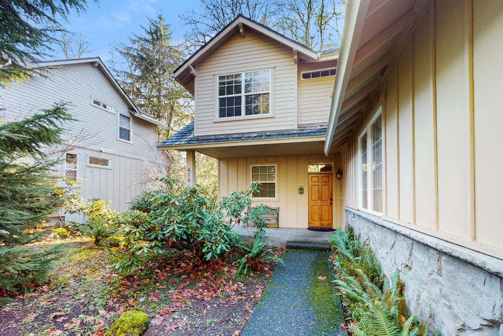 Mountain condo with pool tabl & private hot tub - great for golfers, skiers & hikers