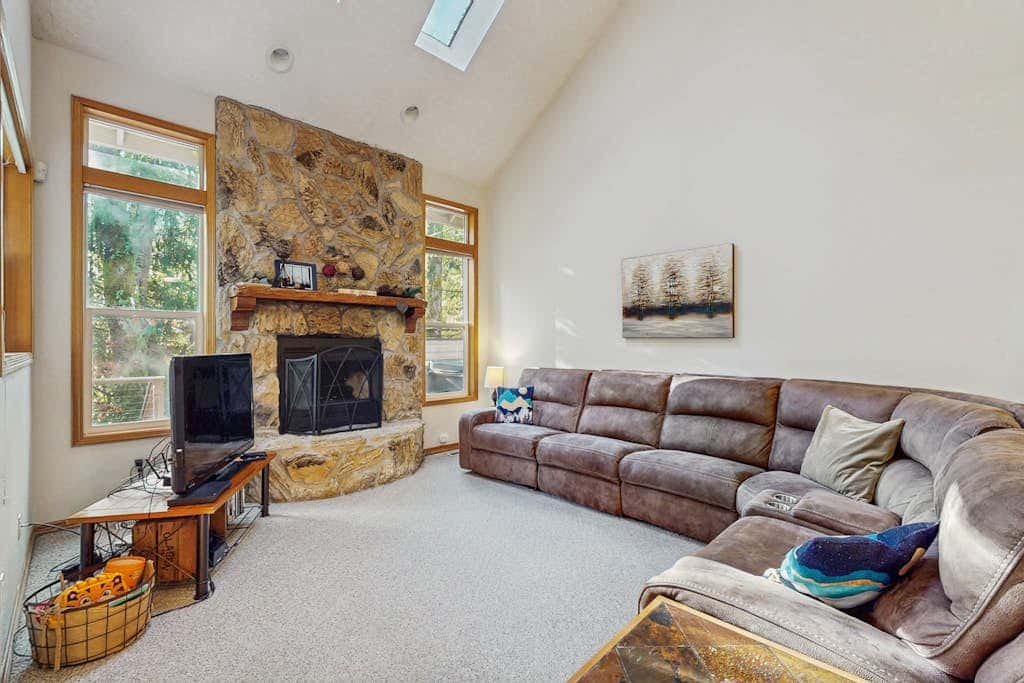 Mountain condo with pool tabl & private hot tub - great for golfers, skiers & hikers