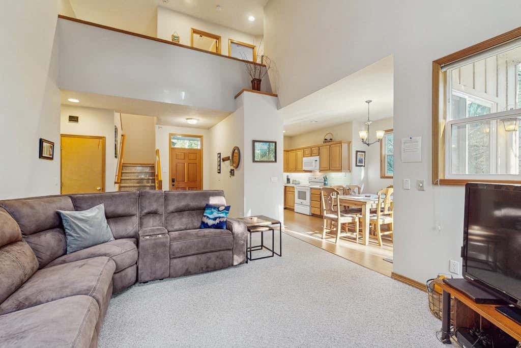 Mountain condo with pool tabl & private hot tub - great for golfers, skiers & hikers