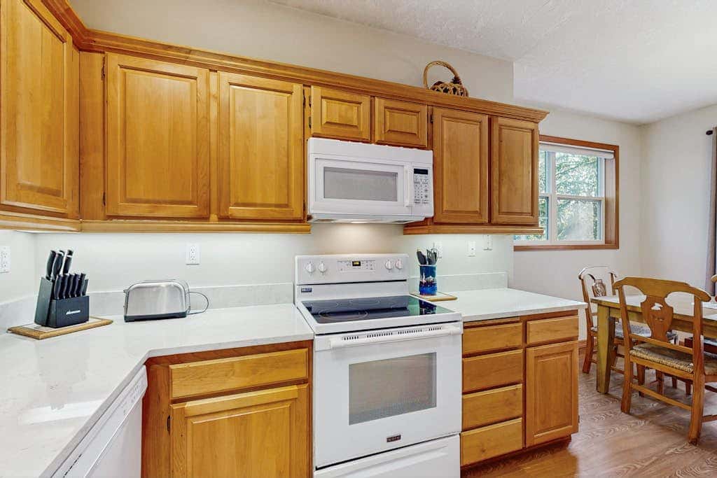 Mountain condo with pool tabl & private hot tub - great for golfers, skiers & hikers