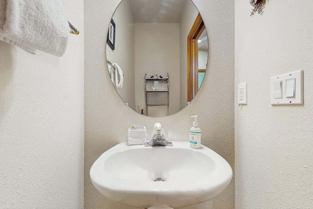 Mountain condo with pool tabl & private hot tub - great for golfers, skiers & hikers