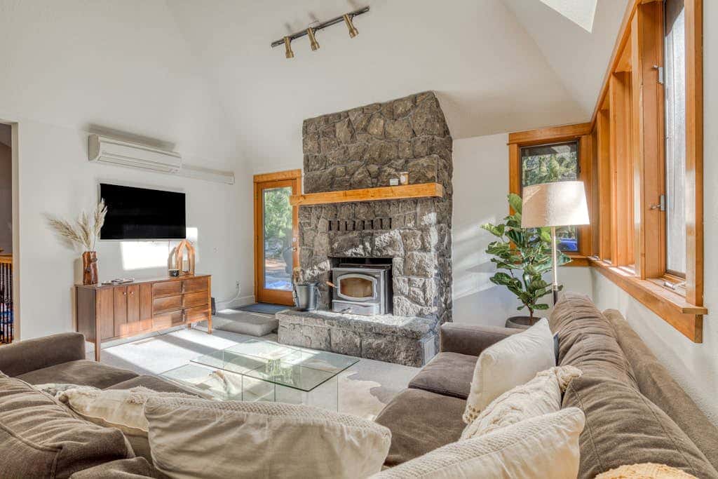 Expansive golf-view getaway with private hot tub, pool, fast WiFi & game room
